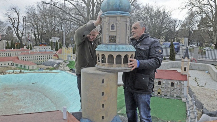 Helyére került a Tűztorony: Jobbra Bognár Csaba ötletgazda, balra Mészáros Tibor, a zalaegerszegi színház díszlettervezője.